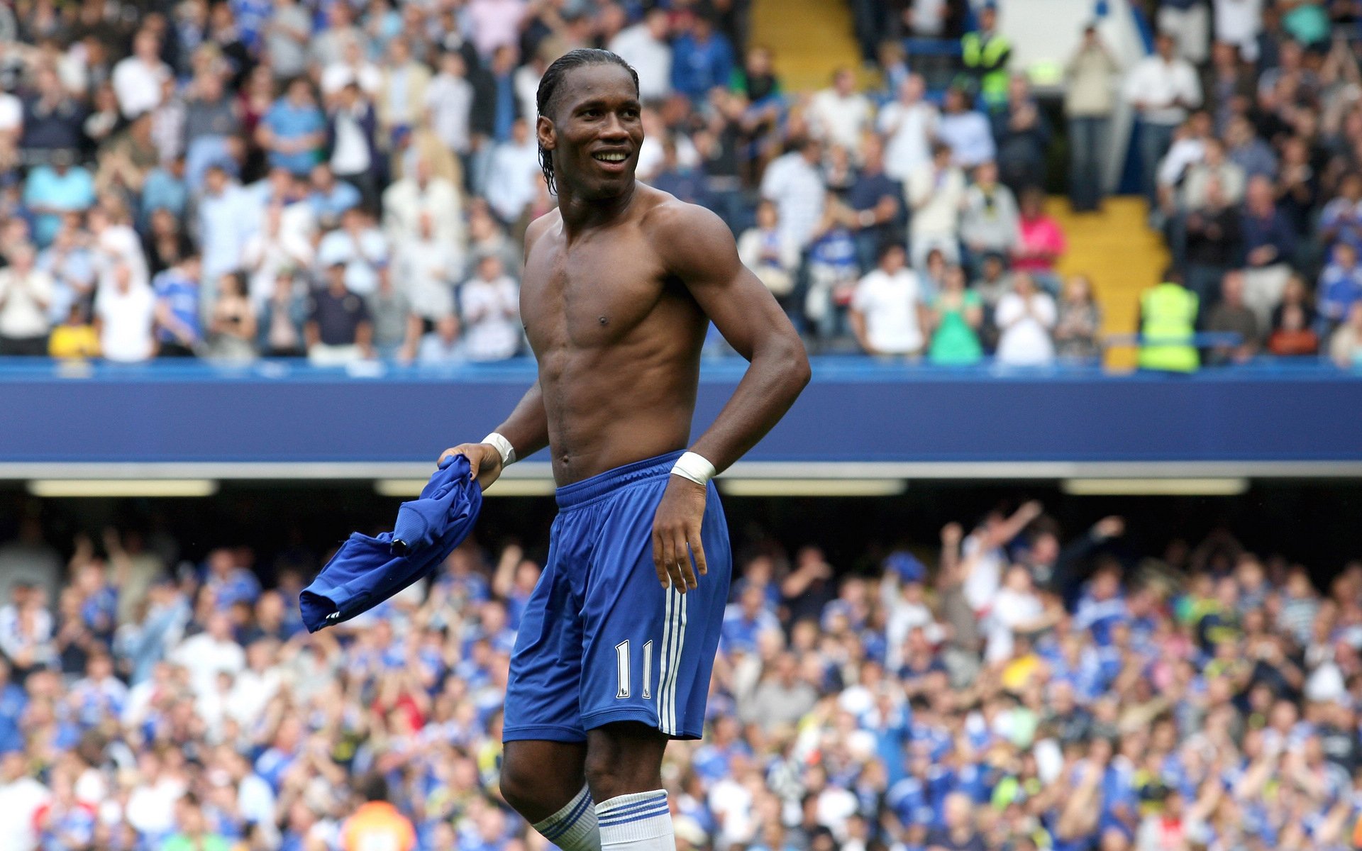 现场气氛火爆！球迷欢呼声此起彼伏！，球迷的疯狂举动