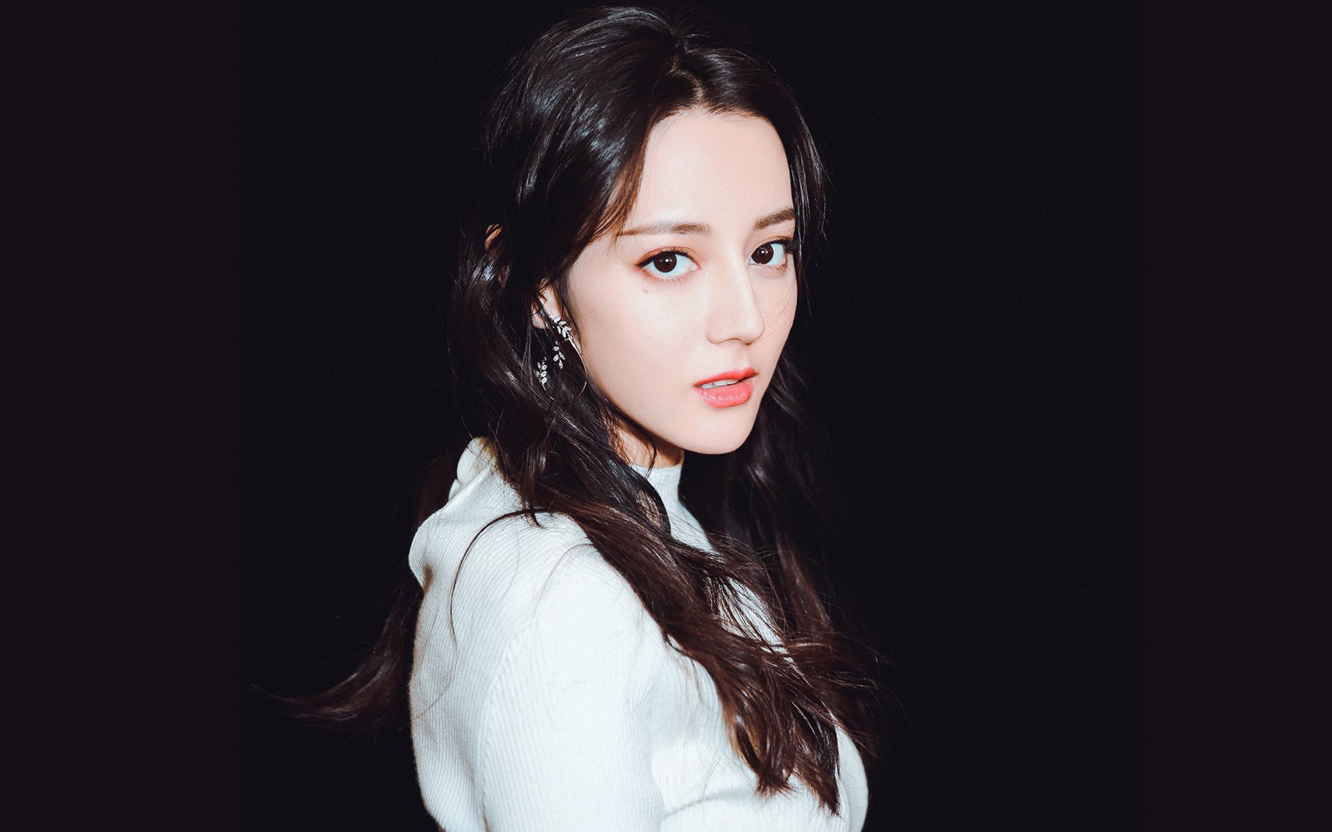 国家队提升防守对位意识降低对手得分效率,防守队员面对对手,双脚以正常的跨立姿势着地